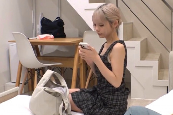 【エムオクンエロ動画】ハーフ顔金髪細身のＳＳＳ級メンエス嬢をデリバリー！裏オプ有りでハダカ騎乗位挿入！腰振りグラインドすご！最後は激しく正常位！横画面◎の画像