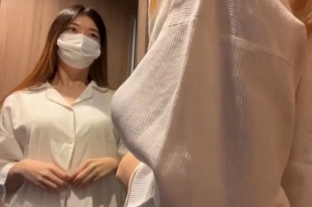 【無修正エムオクンエロ動画】茶髪ロング白色ワンピ姿マスク美人がホテルで自撮り乱れオナニー！あられもな姿で欲望のまま自慰行為をする！販売元削除済◎横画面◎の画像