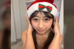 【無修正エムオクンエロ動画】ふっさ剛毛サンタコス浅黒肌女子登場！Ｍ字ダブルおもちゃ使用自撮りオナニーで白いやらしい液がアソコから垂れるぞ！販売元削除済◎の画像