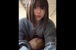 【無修正エムオクンエロ動画】目鼻立ちクッキリ美形細身女子が自撮りハダカ見せ指オナ！続き後半で膣の奥まで見せてくれるぞ！推定Ｂカップ微乳◎高画質◎縦画面◎の画像