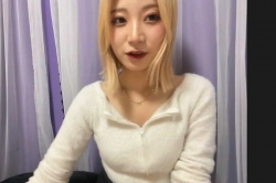 【エムオクンエロ動画】金美髪ミドルロング姿モデル系ＳＳＳ級上物女子降臨！フリルミニスカ私服から金色ドレスに着替えて最後下着姿で自撮り指オナニー！横画面◎の画像