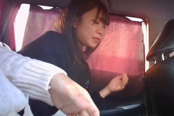 【無修正エムオクンエロ動画】接写でチ○ポ咥える所丸見え！素人フツー女子が車内後部座席でフェラ抜き！最後はやっぱり口内！続き後半は別角度！高画質◎横画面◎の画像