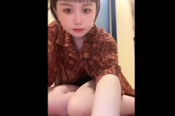 【無修正エムオクンエロ動画】レジェンド再び降臨！前髪パッツン丸顔おしゃれ系女子自撮りＭ字剥きクパァ＆指オナニー開始だぞ！白美肌◎ムチムチ◎大尻◎縦画面◎の画像