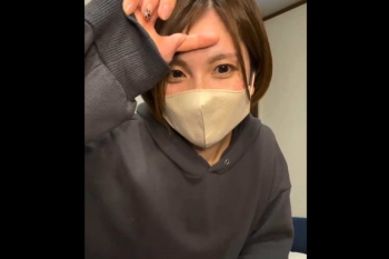 【無修正エムオクンエロ動画】黒茶色ショートボブヘア＆パーカー姿マスク美人が自宅ハダカ自撮りおもちゃオナニー！マスク取っても美人だぞ！黒ビラビラ◎縦画面◎の画像