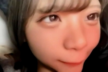 【無修正エムオクンエロ動画】毛布にくるんで自撮りする童顔ロリカワ合法ティーン女子！パイパン貧乳お○んこくぱぁ見せ！続きの後半おもちゃ挿入白い液たらーり！の画像