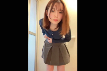 【無修正エムオクンエロ動画】イマドキ服装ミドルロング茶髪ミニスカ合法ロリ女子が自宅脱衣所で自撮り裸オナ裏バイト！陰毛お○んこ接写くぱぁ上等だぞ！縦画面◎の画像