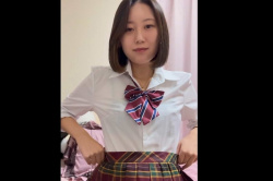 【無修正エムオクンエロ動画】色々なコスチュームで自撮り指イジリオナニー陰毛くぱぁ見せるキレカワ系素人女子！ＪＫ＆小ビキニ＆サンタ＆私服！高画質◎縦画面◎の画像