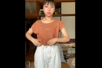 【無修正エムオクンエロ動画】和風部屋でカメラ目線即脱ぎする合法ティーン素人爆誕エロ自撮り！超接写ふっさ陰毛指イジりオナくぱぁ！シャワーシーンも！縦画面◎の画像