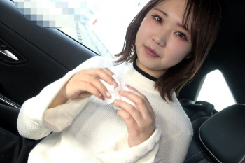 【無修正エムオクンエロ動画】シリーズ超上級！カラコン＆オシャ髪姿の激カワ丸顔女子が車内フェラ抜き！続きの後半最後は接写カメラ目線口内だ！高画質◎横画面◎の画像