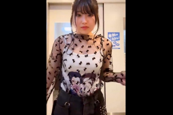 【無修正エロエムオクン動画】まとめ茶髪＆私服ムチ✕２素人女子が多目的トイレで自撮り脱ぎ✕２指オナ！真っ裸になる続き後半完結編！推定Ｄカップ美乳◎縦画面◎の画像