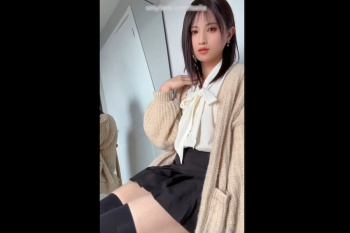 【無修正エロエムオクン動画】モデル系美人女子にしか見えない！貴方はこの世界にハマれるか？チ○コの付いた男の娘の半脱ぎ自慰オナニーショー！高画質◎縦画面◎の画像