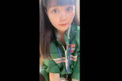 【無修正エロエムオクン動画】黒前髪ぱっつんセブ○イレブン制服コス姿でエロ自撮りする合法ロリ系素人女子！カメラ目線クリ電マ当てオナニーだ！超白肌◎縦画面◎の画像