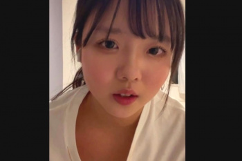 【丸見えエロエムオクン動画】流行りのショート動画で踊る丸顔合法ティーン女子エロ自撮り！後半からＭ字開脚パイパン剥きくぱぁ！販売元削除済◎短時間◎縦画面◎の画像