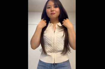 【丸見えエロエムオクン動画】栗毛髪ロングストレート推定Ｆカップ大乳輪むっちむち素人女子即脱ぎエロ自撮り！裸Ｍ字１本指入れオナ！アラレちゃん眼鏡◎縦画面◎の画像