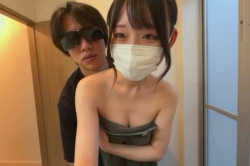 【丸見えエロエムオクン動画】美髪ロング可愛いマスク女子がサングラス男性とカップル自宅エロ自撮り！最後顔出し＆推定Ｃカップ美乳！販売元削除済◎エロボディ◎の画像