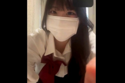 【丸見えエロエムオクン動画】貴重！Ｊ系夏服姿マスク素人女子の個人ビデオ通話が流出！続き後半自宅ベッドでハダカ手マンオナニー！推定Ｅカップ美巨乳◎縦画面◎の画像