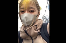 【丸見えエロエムオクン動画】派手金髪リュック背負った女子がエロ自撮りオナニー開始！雑多な自宅ベッドで水色おもちゃお○んこに当てる！販売元削除済◎縦画面◎の画像