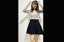 【丸見えエロエムオクン動画】ベージュピタニット＆フレア黒スカート女子エロ自撮り！脱いだら凄い推定Ｆカップ美巨乳クビレボディからのくぱぁ！高画質◎縦画面◎の画像