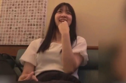 【丸見えエロエムオクン動画】地元の話から開始！内容がガチ過ぎるラブホテル援○撮影！垢抜けないダイヤの原石系ロング黒髪素人女子登場！販売元削除済◎横画面◎の画像