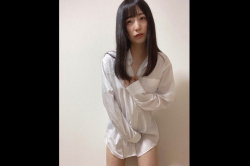 【丸見えエロエムオクン動画】白シャツ一枚姿の黒髪ロングＳＳＳ級めっかわ女子エロ自撮り！ハダカ騎乗位ＳＥＸからのコスプレ自慰オナニー開始！短時間◎縦画面◎の画像