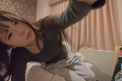 【丸見えエロエムオクン動画】黒茶髪ロングストレート合法ティーン女子が古いラブホ援○ハメ撮り！最後生中で血が！推定Ｃカップ白美乳◎ピチピチボディ◎横画面◎の画像