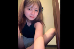【丸見えエロエムオクン動画】茶色セミロングみだれ髪自宅で薄着女子エロ自撮り！推定Ｆカップ大乳輪エロボディ晒してクチュ✕２手マンオナ開始！高精細◎縦画面◎の画像