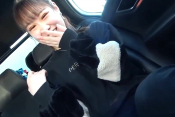 【丸見えエロエムオクン動画】笑顔が素敵な素人合法ティーン女子自動車後部座席おせっせ本番撮影！フル勃起チ○ポ咥える！続き後半最後パイパン生中出し！横画面◎の画像