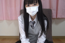 【エロエムオクン動画】ミニスカＪ系制服ロング黒美髪アニメ声マスク女子エロチャット！続き後半顔出し推定Ｃカップ晒し最後おもちゃ当てオナだ！高画質◎横画面◎の画像