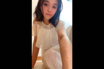 【丸見えエロエムオクン動画】重ね着風純白ワンピース姿カワイイ素人ＪＤエロ自撮り！おもちゃアソコ当てからの続き後半ハダカＭ字電動ディルド！短時間◎横画面◎の画像