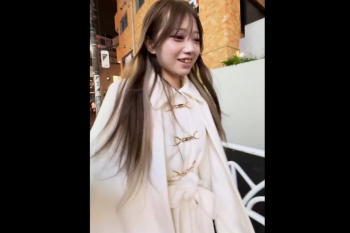 【エロエムオクン動画】自由奔放にお喋り純白冬服コート姿カワイイ上物女子と長時間宅飲みＳＥＸ！スタイル良い若肌を拝もう！推定Ｆカップ巨乳◎高画質◎横画面◎の画像