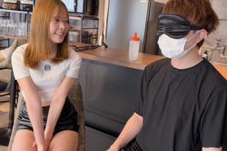 【エロエムオクン動画】黒色レザーショーパン＆ヘソ出し白色ニット茶美髪セミロングＳ女子にＭ男クンをイジメてもらう！最後女子はローション手コキ発射！横画面◎の画像