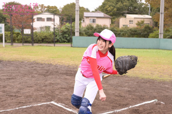 【デビュー作】「聞いてないよぉ!!動いてーー」敏感な体で淫靡な淫女がはち切れ寸前なディックで感じまくりの理性崩壊プレイの画像