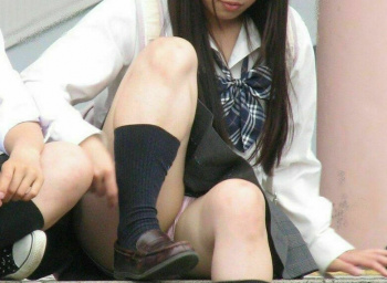 【女子校生 しゃがみパンチラエロ画像90枚】座りパンツや太もも 生足集めてみたの画像