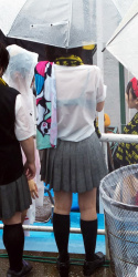 【JK透けブラ画像72枚】雨に濡れた制服でブラが丸見えな女子校生集めてみたの画像
