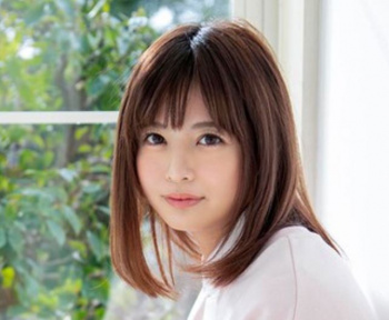 【美少女デビュー】カメラ目線で初めてのインタビューに答える新人AV女優が小さなお口でデカチン咥えてるのがエロすぎてフル勃起ｗｗの画像
