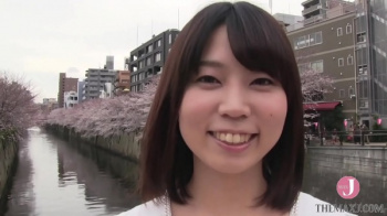 【素人妻動画】25歳の真面目そうな人妻は服を脱がされると徐々に本性を…の画像