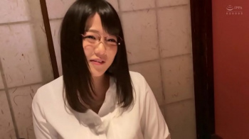 【素人動画】メガネの真面目そうな新入社員は服を脱ぐと巨乳で…の画像