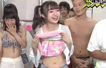 中井りか 青春高校3年C組でキャミ捲くり上げておっぱいの谷間を見せつけるの画像