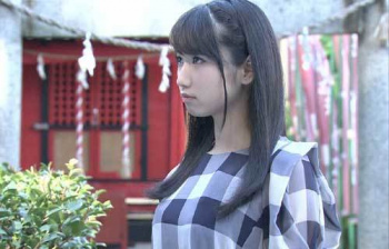 上野優華 全力坂で巨乳を乳揺らしダッシュ～おまけにプリ尻から純白パンチラの画像