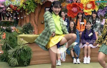 小川桜花 沼にハマってきいてみたで超ミニスカの股間からマジでパンチラの画像
