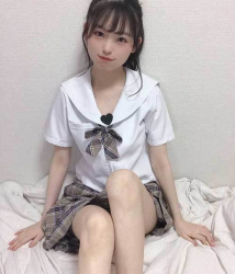 新澤菜央ちゃんの制服姿、エッチすぎる！スカートの中が丸見えの画像