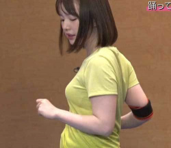 弘中綾香 お願いランキングでピッチピチの黄色Tシャツでおっぱいクッキリ見えるの画像