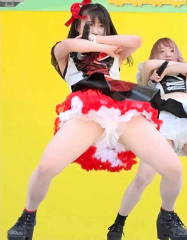 大宮アイドール、今野梨奈、股間を突き出して横マンはみ出し純白パンチラの画像