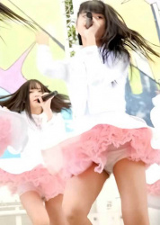 スリジエ アイドル東京が純白アンダースコートからパンツがモロ透けるパンチラの画像