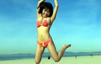 寺本莉緒 1st写真集のメイキング動画でビキニのブラから巨乳オッパイがポロリしてしまうの画像
