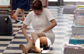 久松郁実 純白パンチラ！極太メコスジが食い込みまくる股間がエッチの画像