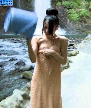 石川恋 おっぱいポロ～リしたハプニングGIF映像がこちらの画像