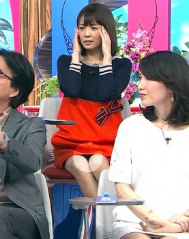 小林麻耶アナ 純白パンチラ！ミニスカの股間から透けて見えるの画像