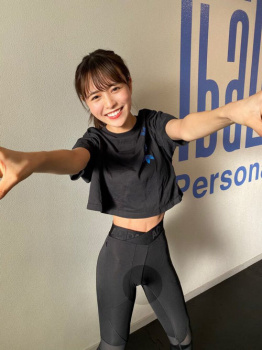 新田さちか、極太マン筋がクッキリ丸見えレギンスを晒した準ミス青学の画像