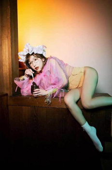加護亜依、パンツ一枚のエロい写真アップしてしまうケツが丸見えの画像